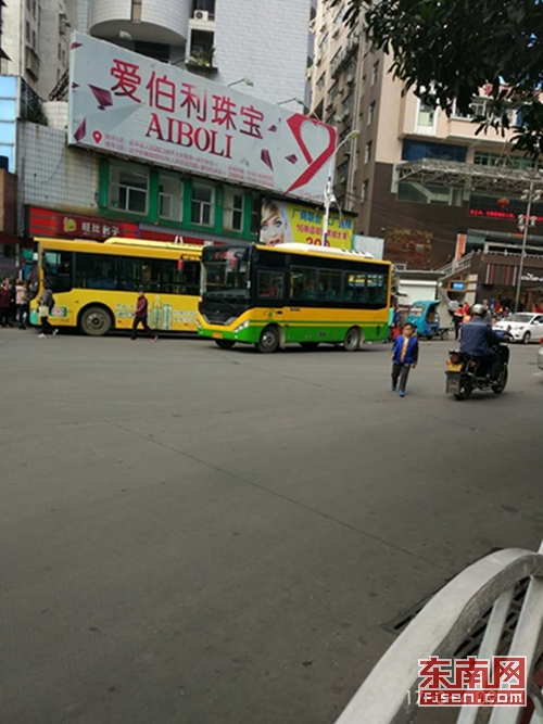 行人横穿马路