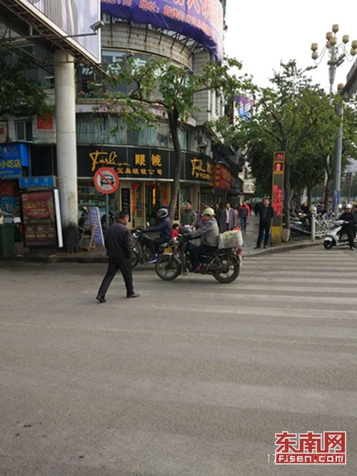 行人闯红灯