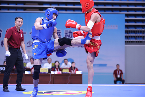 南平代表队选手刘箐华（蓝方）在男子子少年乙组65公斤级决赛中夺冠 （余晓勤摄）