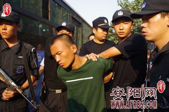 河南公交劫杀案嫌犯指认现场 死者家属围堵公交