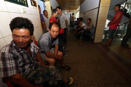 河南公交劫杀案嫌犯指认现场 死者家属围堵公交