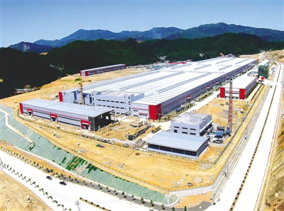 航拍太阳电缆新建的全省最大单体钢构厂房(罗光耀 摄)