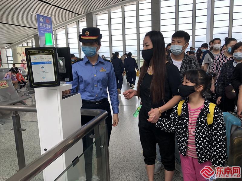 南平车务段贴心服务保畅通