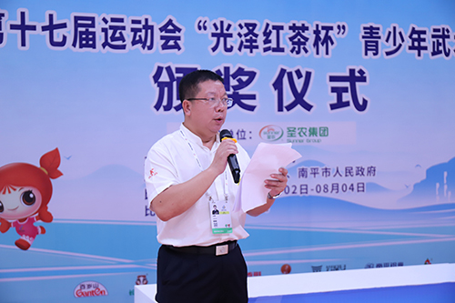 青少年武术散打比赛裁判长庄海宣布福建省第十七届运动会青少年武术散打比赛成绩（余晓勤摄）
