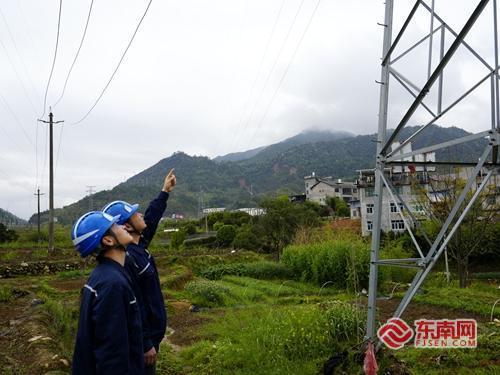 松溪供电开展清明防山火特巡筑牢电网生态双防线(图1)